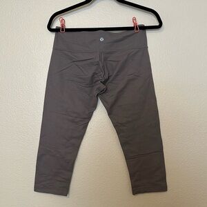 Lululemon size 8 wunder under crops in grey